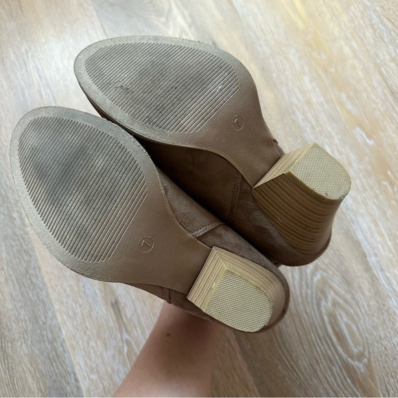 Streetwear Society Taupe Tan Faux Suede Booties Riding Heel Cowgirl - Size US 7 - Picture 5 of 12